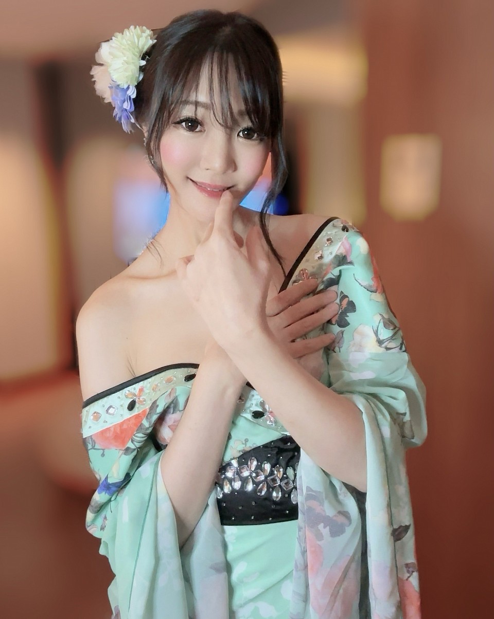 This is a kimono-style dress — a modern interpretation of the traditional kimono. I love traditional Japanese clothing, and I have many yukatas❤️